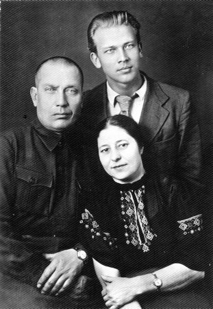 С родителями перед уходом на фронт. 1941